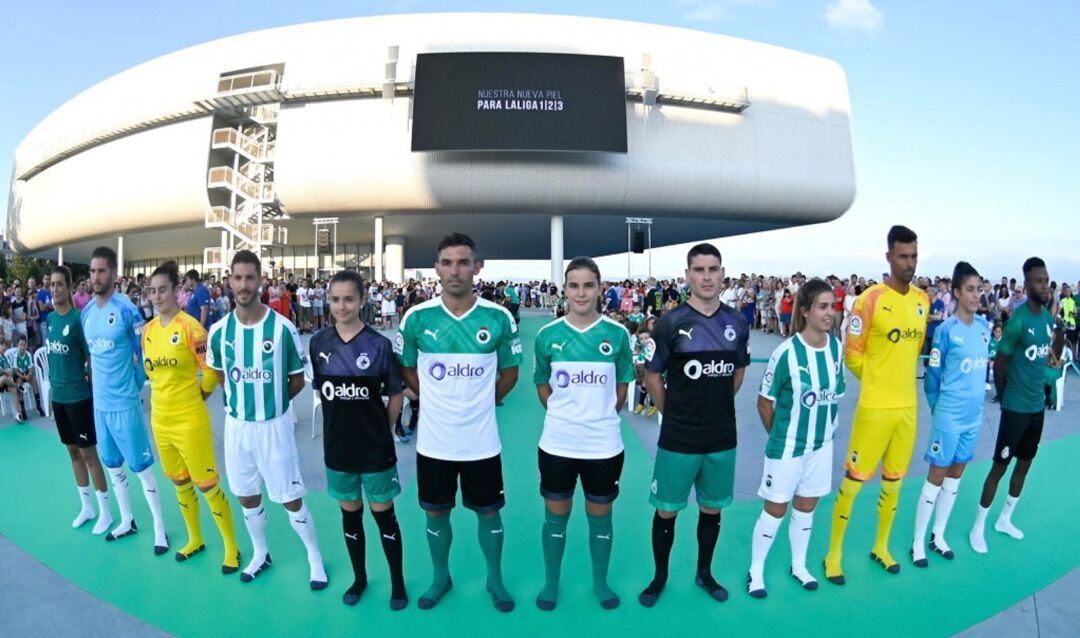 La presentación de las equipaciones del Racing para la temporada 2019-2020