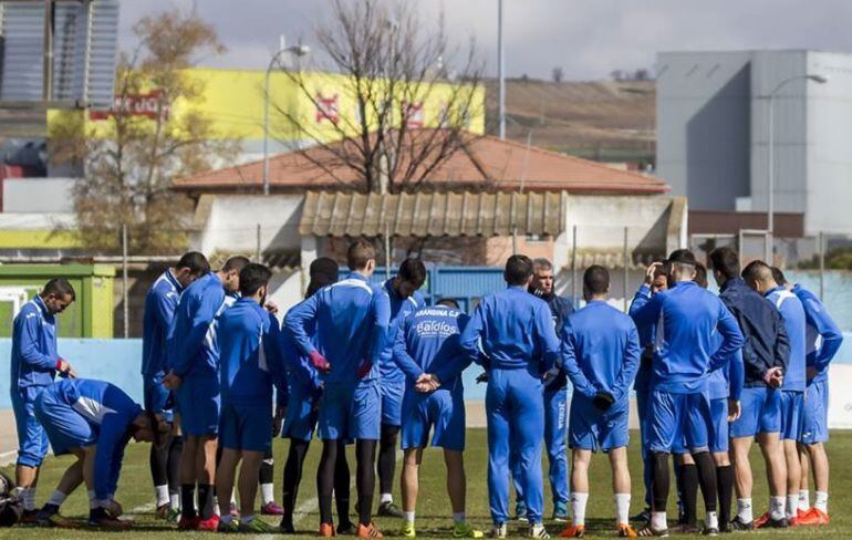 La plantilla ribereña durante una sesión de trabajo escuchando las indicadiones del entrenador, Javier Álvarez de los Mozos.