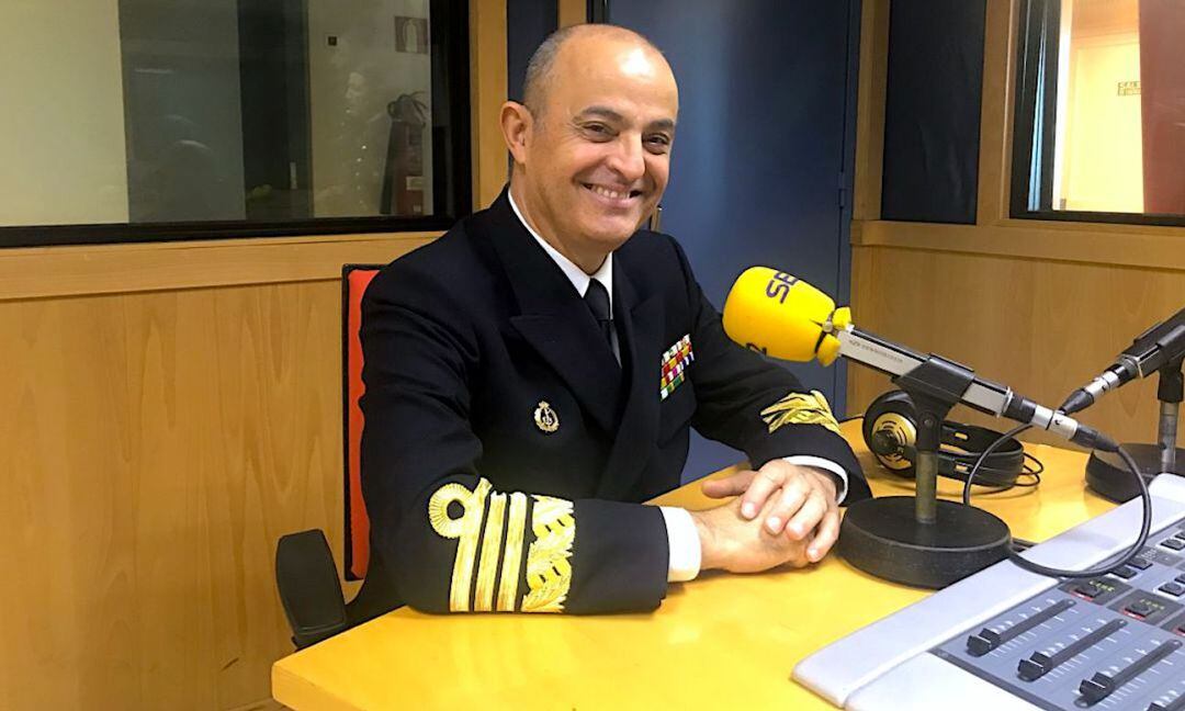 El Almiranrte de la Flota, Almirante Manuel Garat, en los Estudios de Radio Cádiz (archivo)