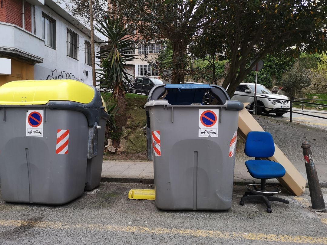 Dos contenedores de basura en Santander.