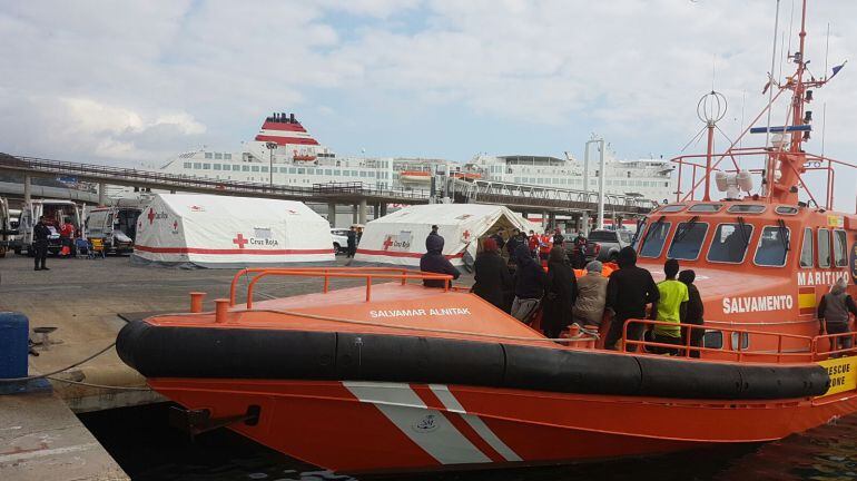 Inmigrantes rescatados llegando al puerto de Málaga