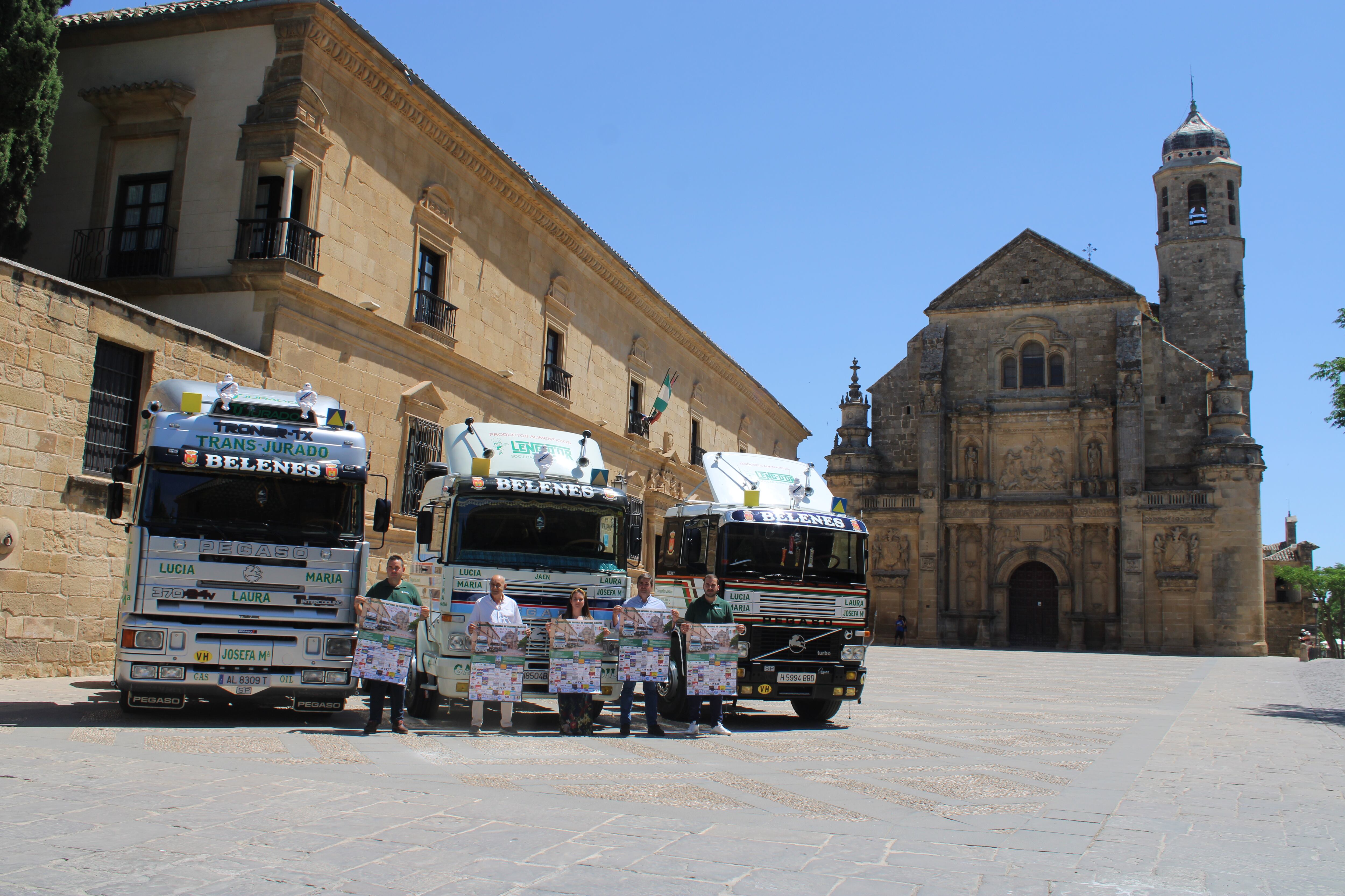 Organizadores de la concentración y miembros del Ayuntamiento de Úbeda con tres camiones clásicos detrás.