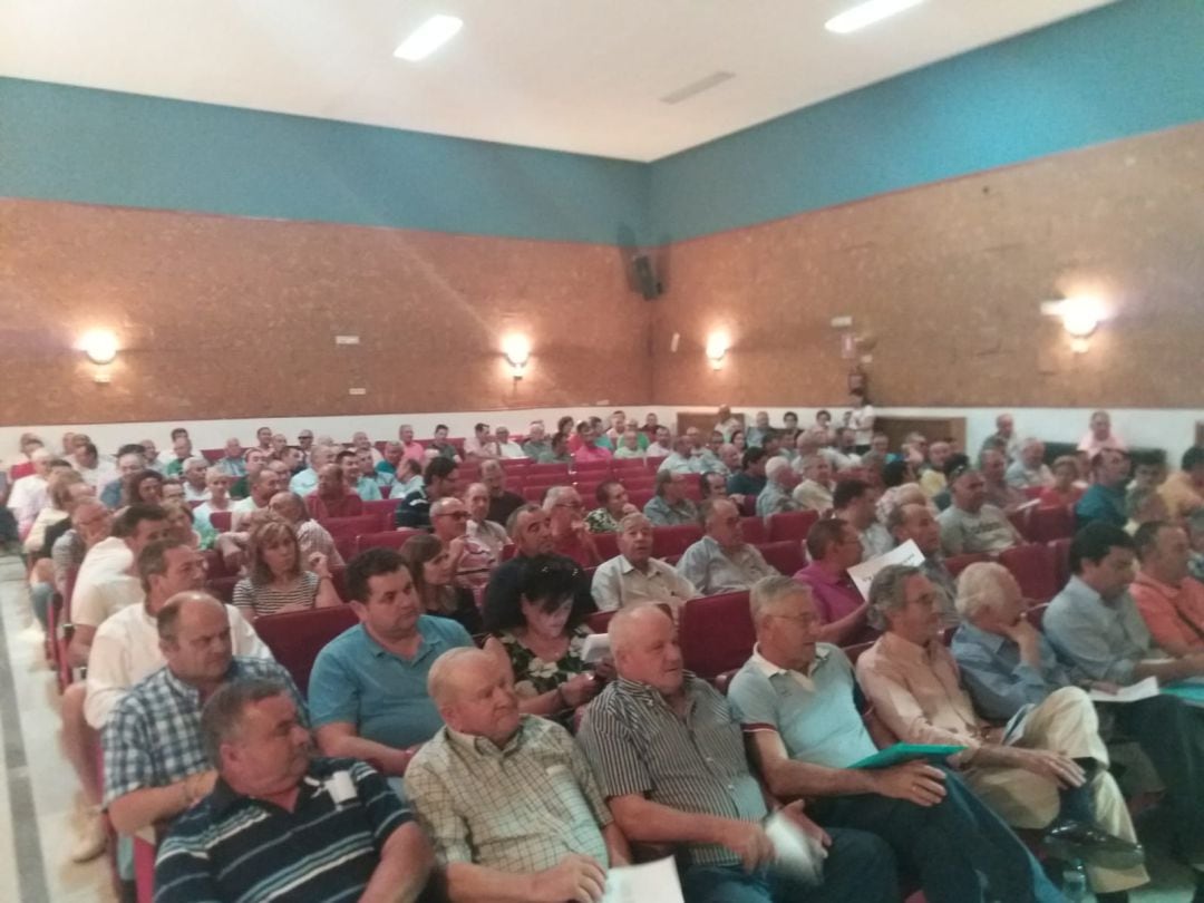 Público asistente a la asamblea de la Comunidad de Regantes Canal del Jandulilla