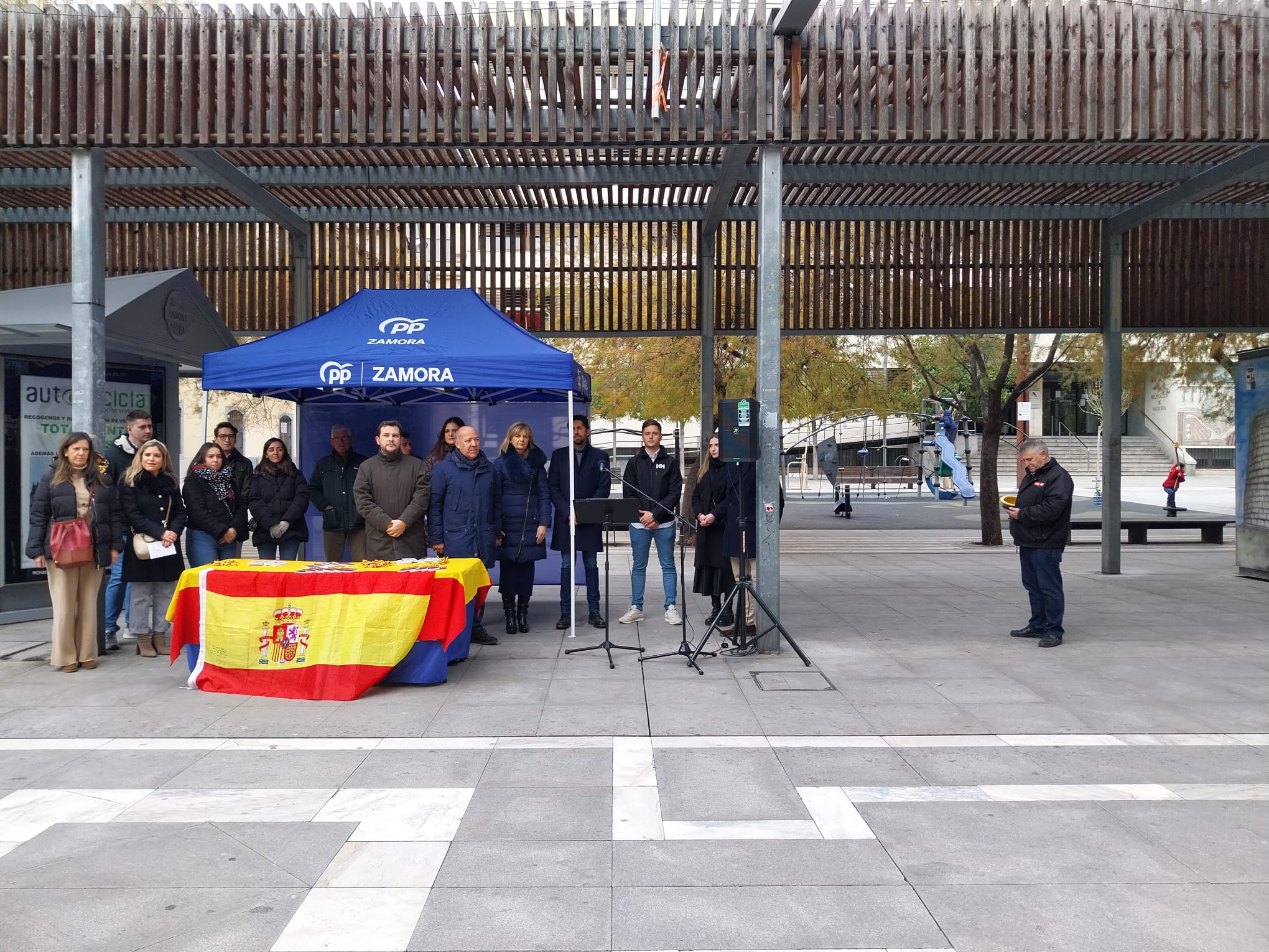 Representantes del PP en la calle Santa Clara de Zamora