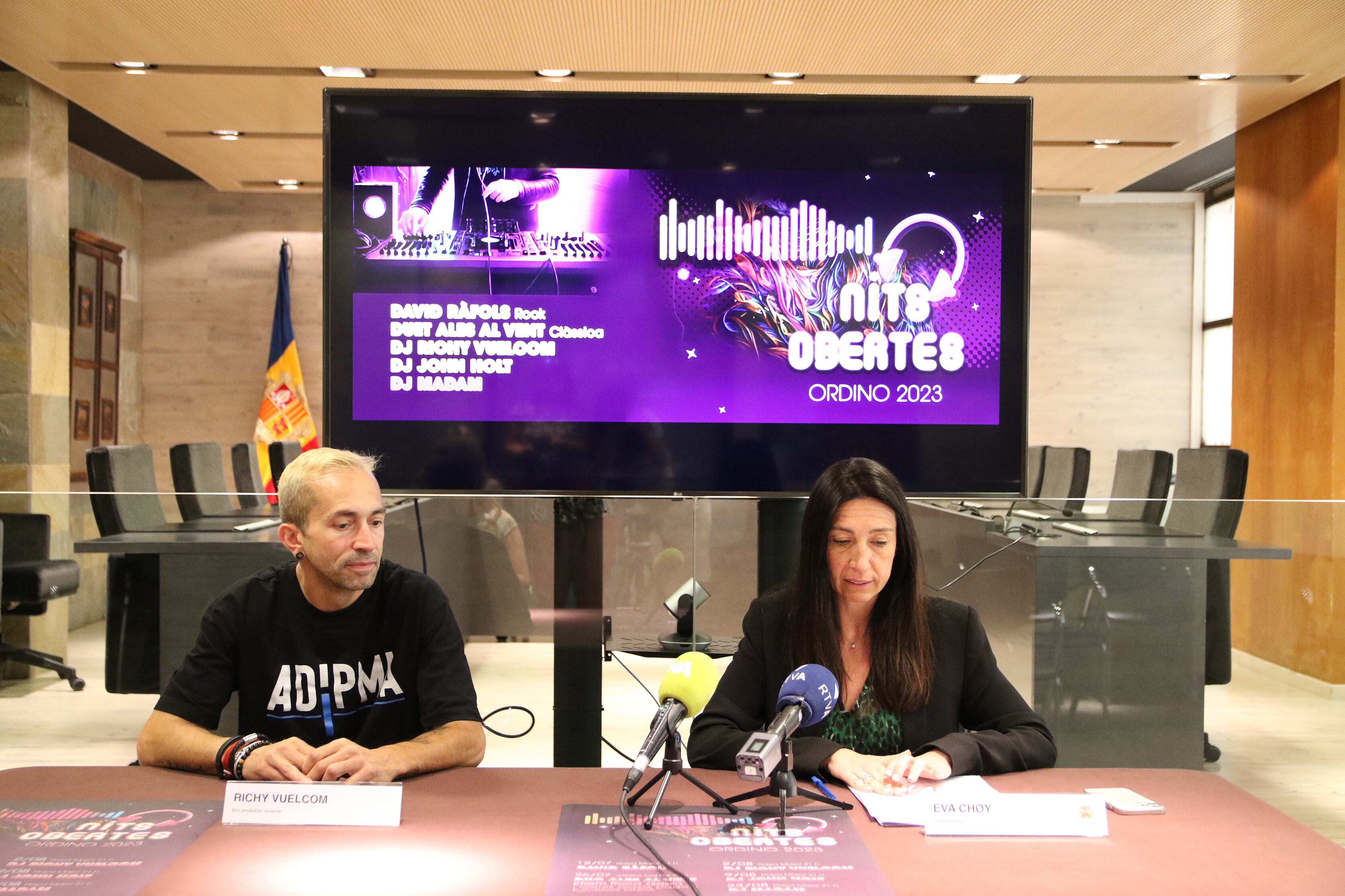 El president de l'Associació de DJ's i productors musicals d'Andorra, Richy Vulecom i la cònsol menor d'Ordino, Eva Choy, durant la presentació de les Nits Obertes.