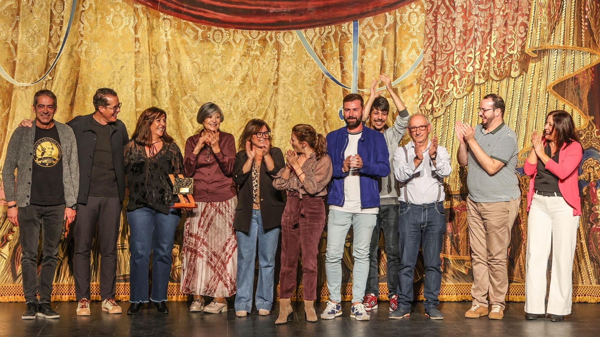 ntegrantes de la Agrupación Escénica Enrique Rambal de Utiel con su obra “Mozart y Salieri”, ganadores del primer premio de la XX Muestra de Teatro Amateur Escena Elda.