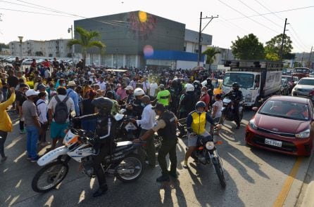 Familiares de reos fallecidos esperan en los exteriores de la morgue para que les entreguen los cuerpos de los reos asesinados en la prisión de Guayaquil (Ecuador).