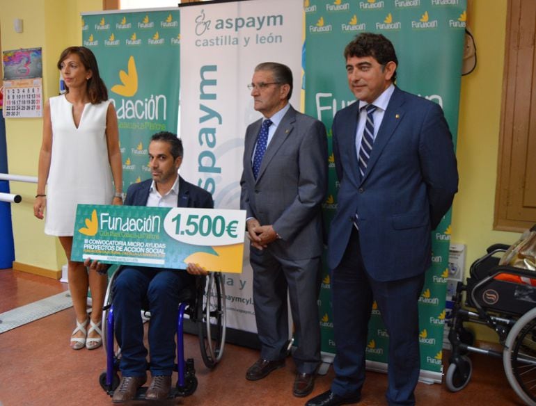 Entrega de la microayuda a ASPAYM