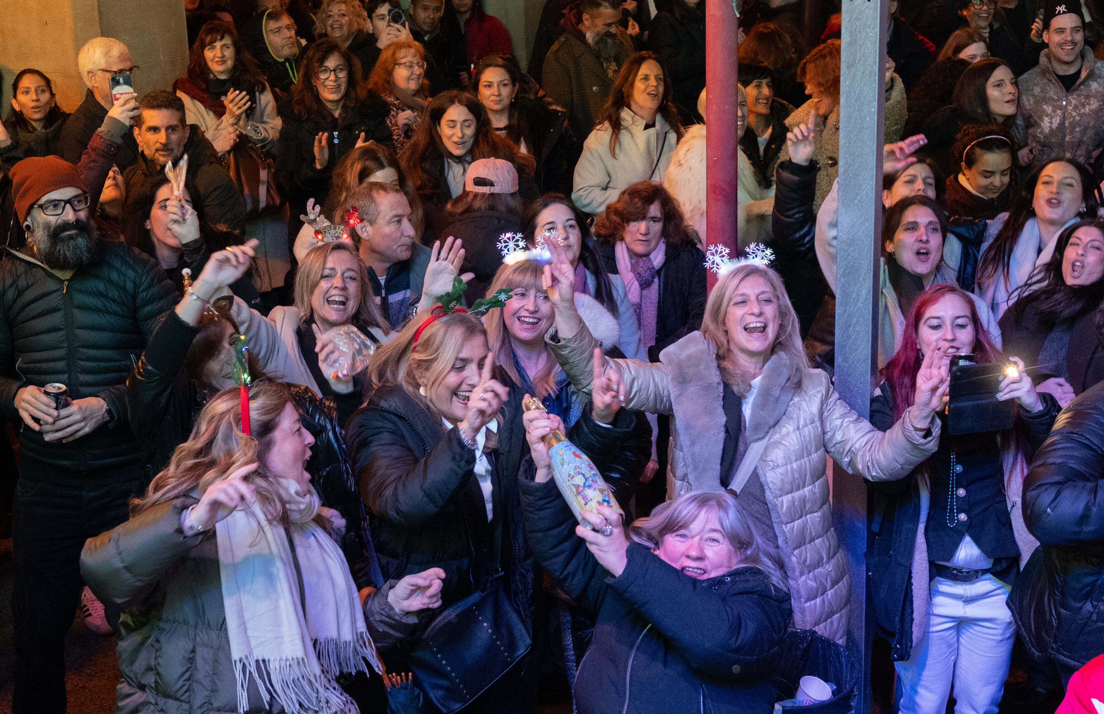 LOGROÑO, 20/12/2025.- Logroñeses y visitantes celebran una Nochevieja anticipada en El Espolón, siguiendo la tradición de tomar las uvas antes de fin de año, en una fiesta dirigida especialmente a estudiantes y abierta a todo el público. Una iniciativa que, al igual que en otras ciudades como Salamanca, acerca el ambiente de la Puerta del Sol este viernes a la capital riojana. EFE/Fernando Díaz
