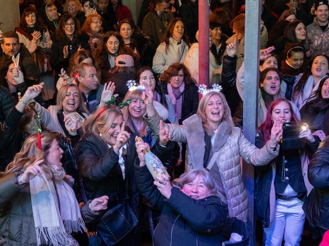 LOGROÑO, 20/12/2025.- Logroñeses y visitantes celebran una Nochevieja anticipada en El Espolón, siguiendo la tradición de tomar las uvas antes de fin de año, en una fiesta dirigida especialmente a estudiantes y abierta a todo el público. Una iniciativa que, al igual que en otras ciudades como Salamanca, acerca el ambiente de la Puerta del Sol este viernes a la capital riojana. EFE/Fernando Díaz