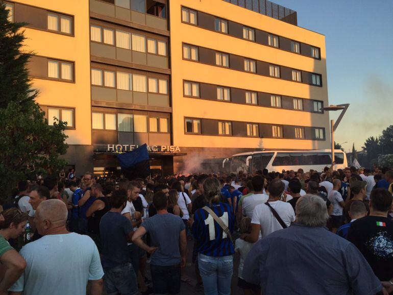 Seguidores del Pisa concentrados a las puertas del Hotel del Celta.