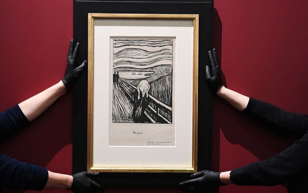 Vista de la litografía &quot;El Grito&quot;, del artista noruego Edvard Munch, durante la presentación de una instalación este miércoles sobre la obra en el Museo Británico de Londres (Reino Unido).