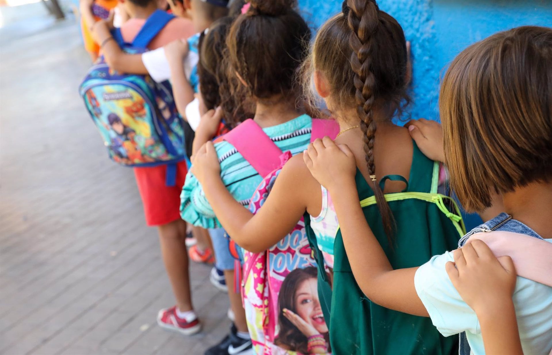 04/08/2022 Varios niños hacen fila con sus mochilas, antes de entrar al Centro Chapotea con la Asociación Barró en Vallecas, a 20 de julio de 2022, en Madrid (España). Este centro pertenece al programa CaixaProinfancia que facilita que 35 entidades de la Comunidad de Madrid promuevan este verano colonias urbanas, centros abiertos y campamentos para más de 4.250 niños y adolescentes en situación de vulnerabilidad, riesgo de pobreza o exclusión.
POLITICA 
Marta Fernández Jara - Europa Press
