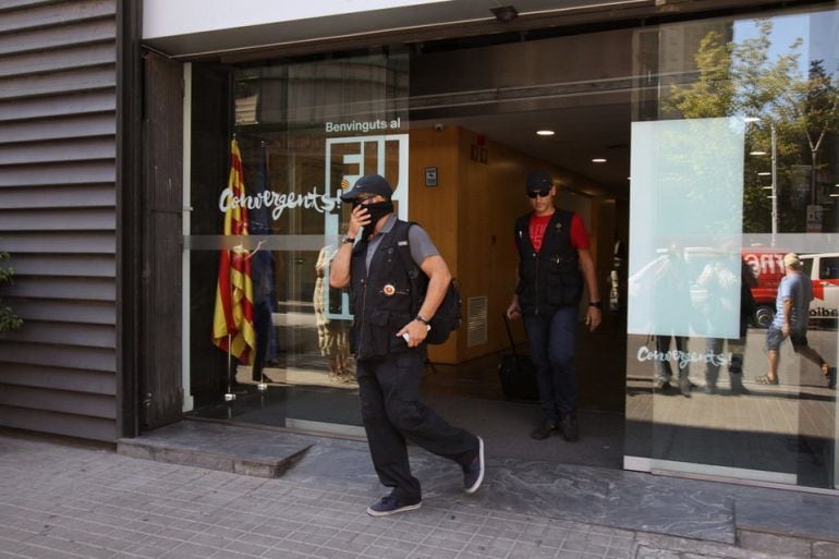 Fotografía de los registros en cuatro ayuntamientos y una fundación vinculada a Convergència el pasado 28 de agosto