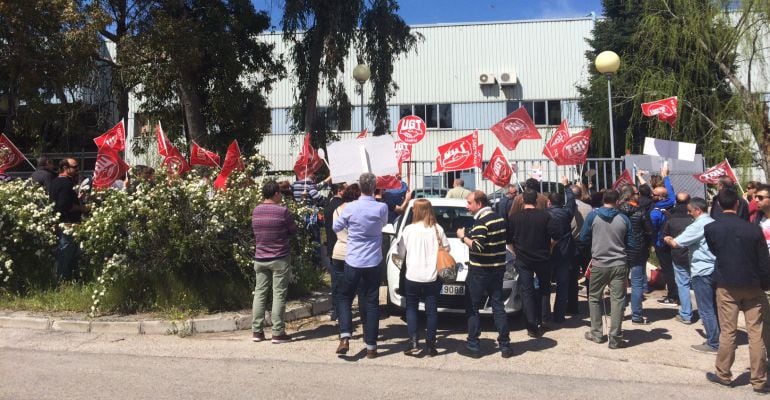 Los trabajadores de UNIPAPEL protestan frente a la fábrica de Tres Cantos