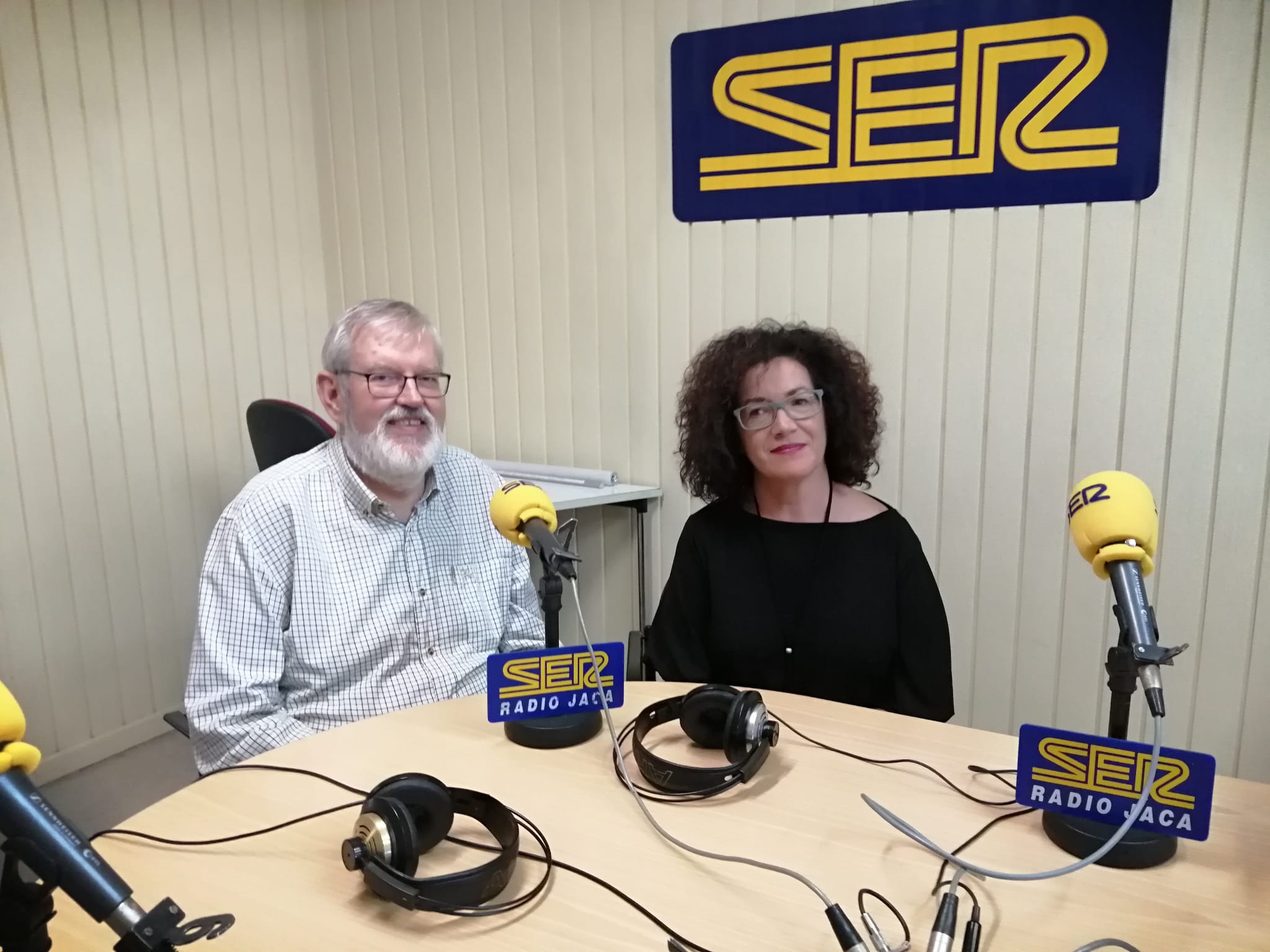 Relevo en la dirección de Radio Jaca: Antonio Lecuona y Cristina Pérez