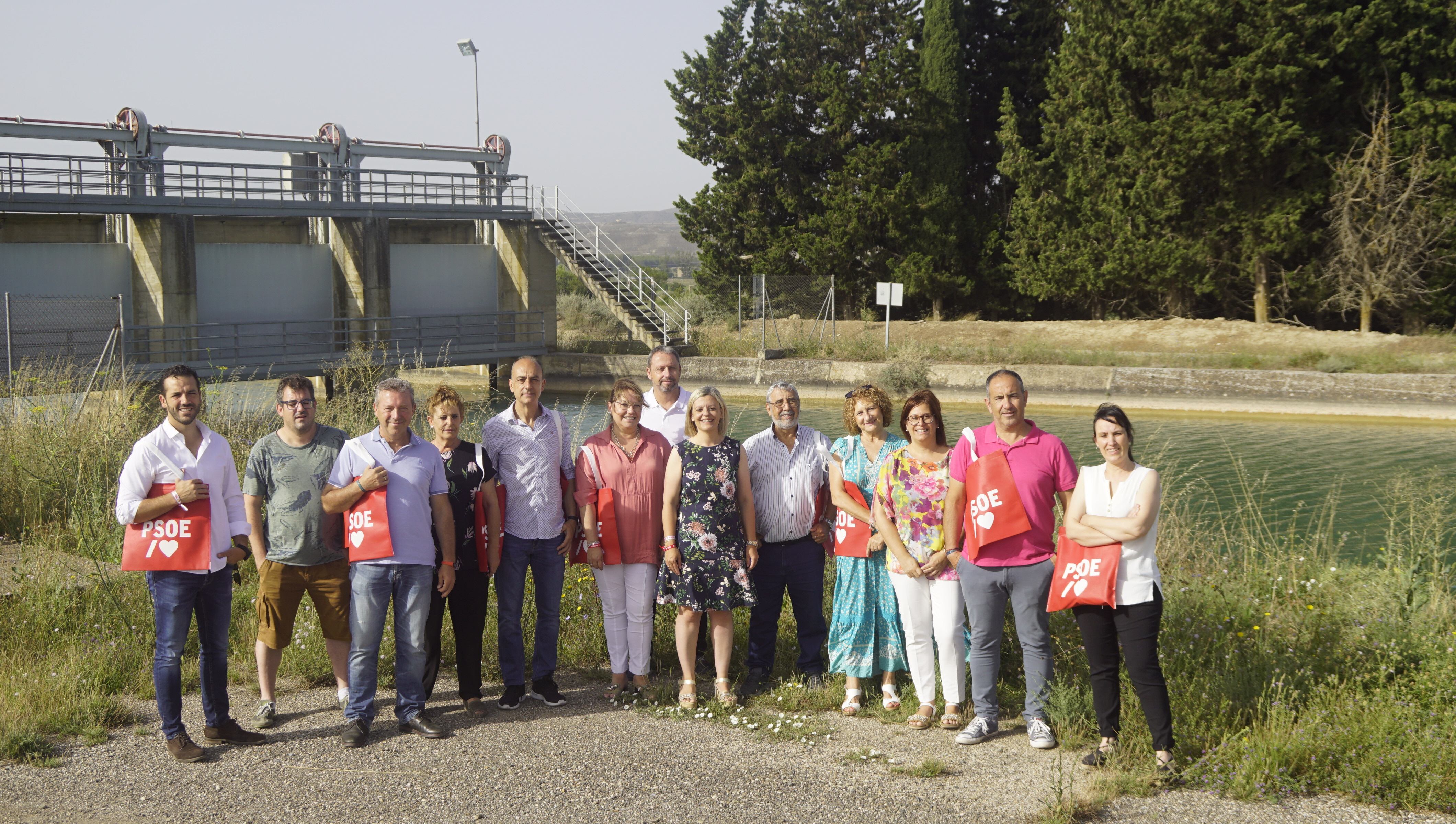 Begoña Nasarre y Rosa Serrano junto a miembros del PSOE de Monegros