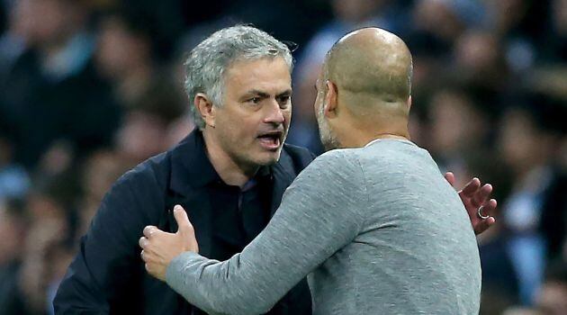 Mourinho y Guardiola charlan tras el partido