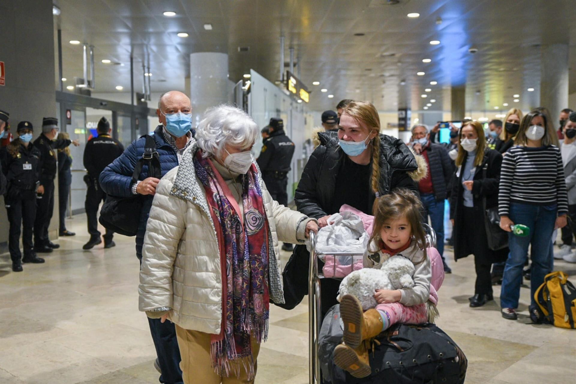 Familias ucranias llegan al aeropuerto de Manises, dentro del operativo de emergencia de la ONG valenciana Juntos por la Vida, y en un avión facilitado por Air Nostrum