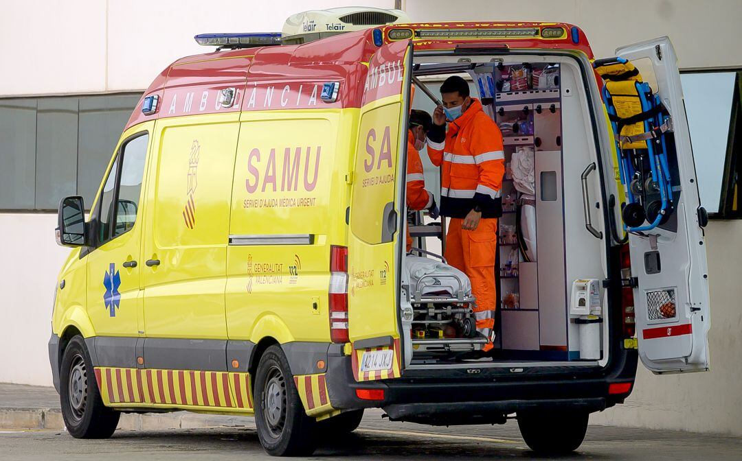 Ambulancia del SAMU frente al hospital La Fe de València.