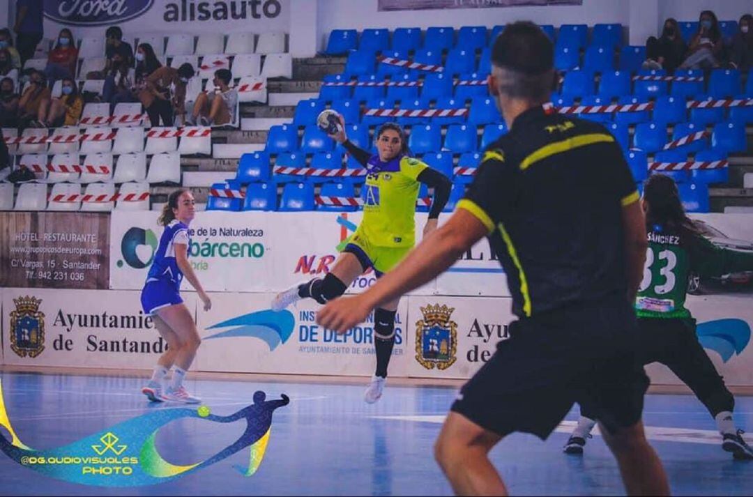 Isaura lanzando a puerta con la camiseta de su anterior equipo, el CB Pereda.