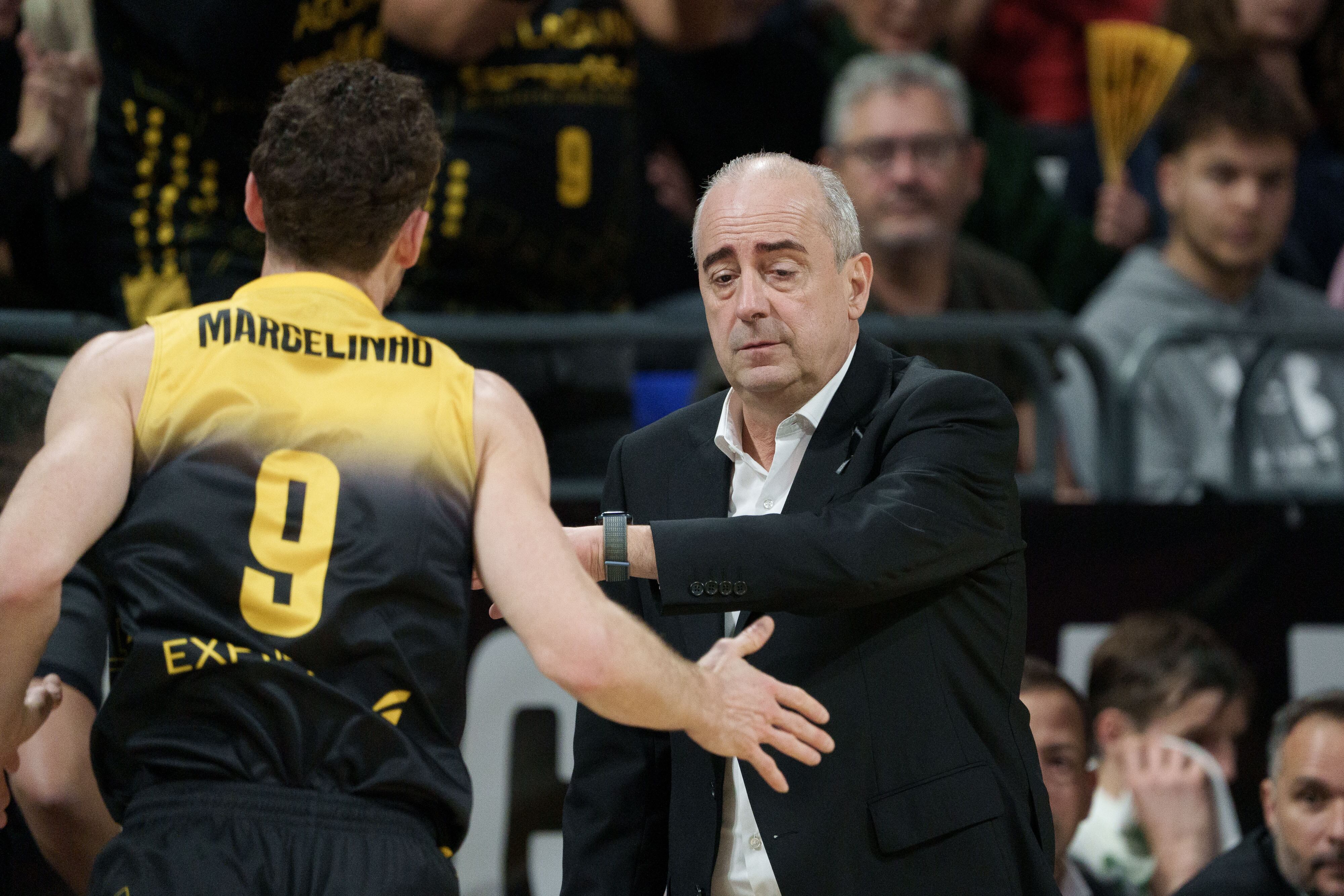 SANTA CRUZ DE TENERIFE (ISLAS CANARIAS), 20/01/2026.- El entrenador del La Laguna Tenerife Txus Vidorreta (d) y el base del La Laguna Tenerife Marcelinho Huertas (i) durante el partido correspondiente a la segunda ronda de la Liga de Campeones de Baloncesto entre La Laguna Tenerife y el Era Nymburk de la República Checa, este martes en el Pabellón Santiago Martín de La Laguna (Tenerife). EFE/Ramón de la Rocha