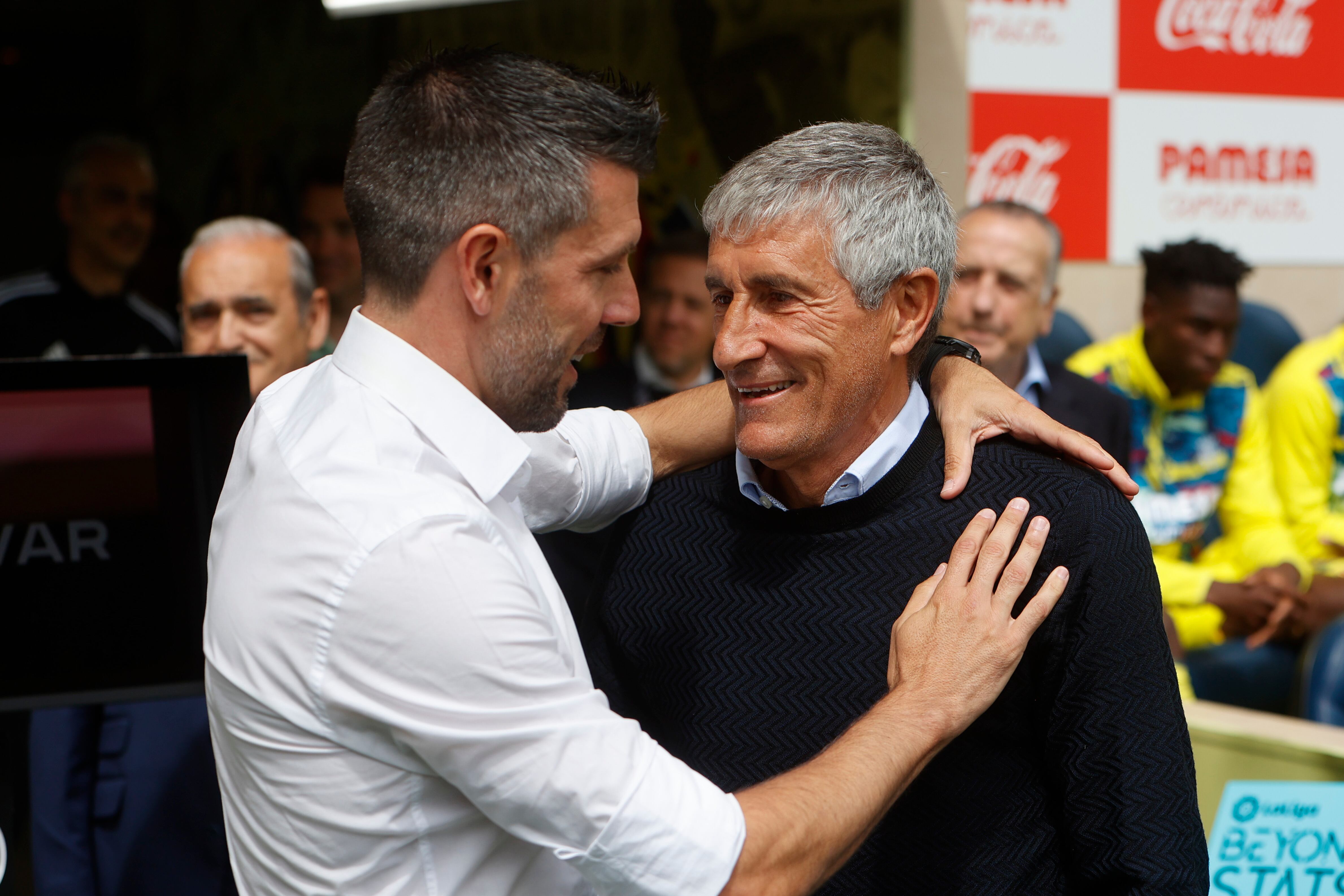 VILLARREAL (CASTELLÓN), 15/04/2023.- El entrenador del Valladolid Paulo Pezzolano (i), saluda al entrenador del Valladolid, Quique Setién (d), durante el partido de la jornada 29 de Liga de Primera División disputado este sábado en el estadio de La Cerámica, en Villarreal (Castellón). EFE/Domenech Castelló
