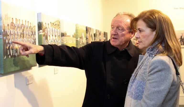 El extrenador Luis Angel Duque junto a la presidenta Victoria Pavón