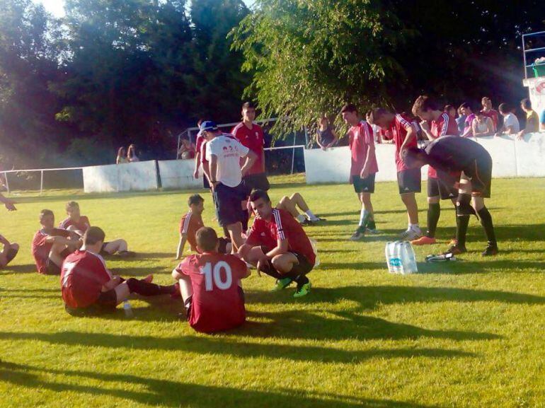 Los jugadores del Becerril antes de iniciar la prórroga