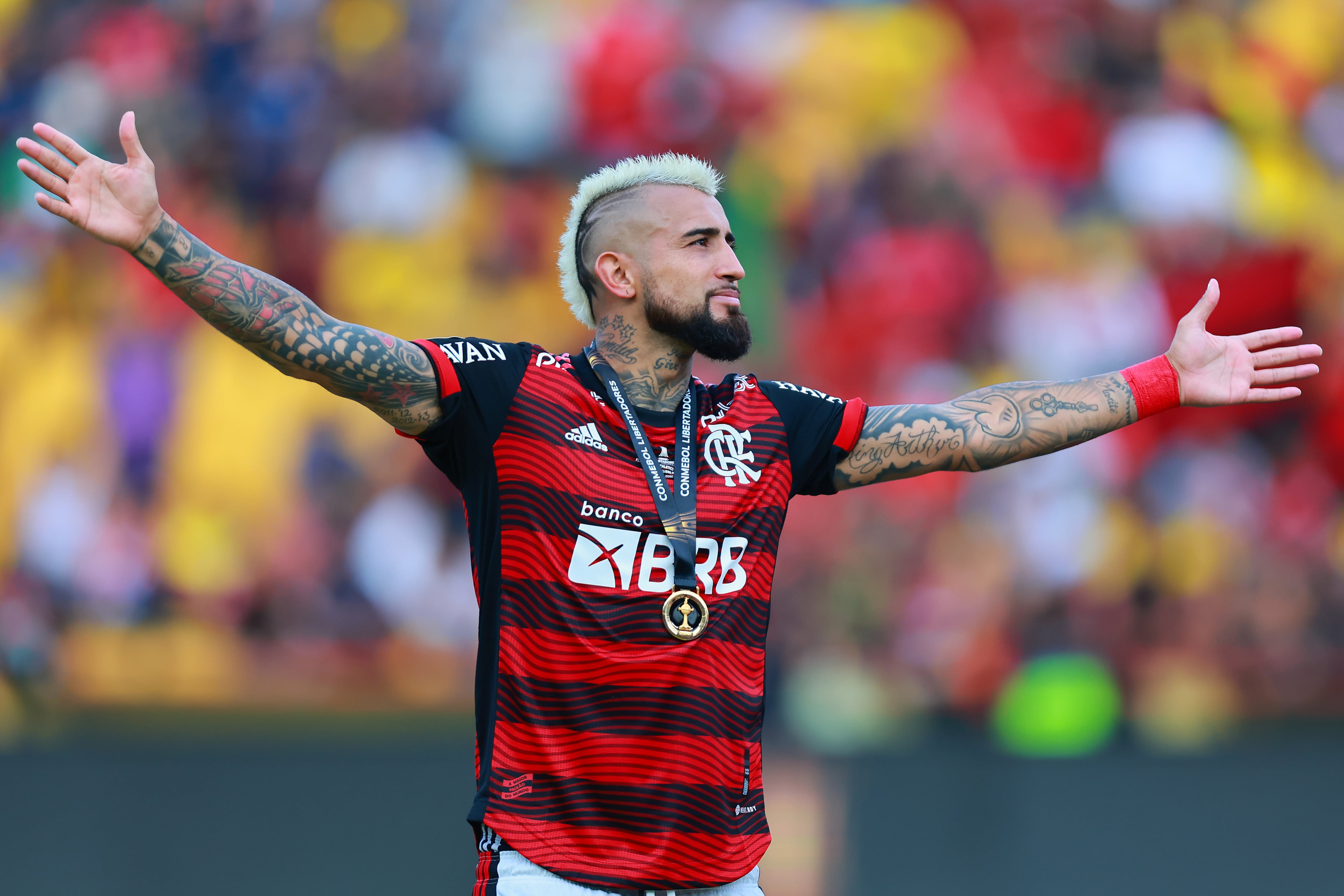 Arturo Vidal con los brazos abiertos y la medalla de campeón de la Copa Libertadores.