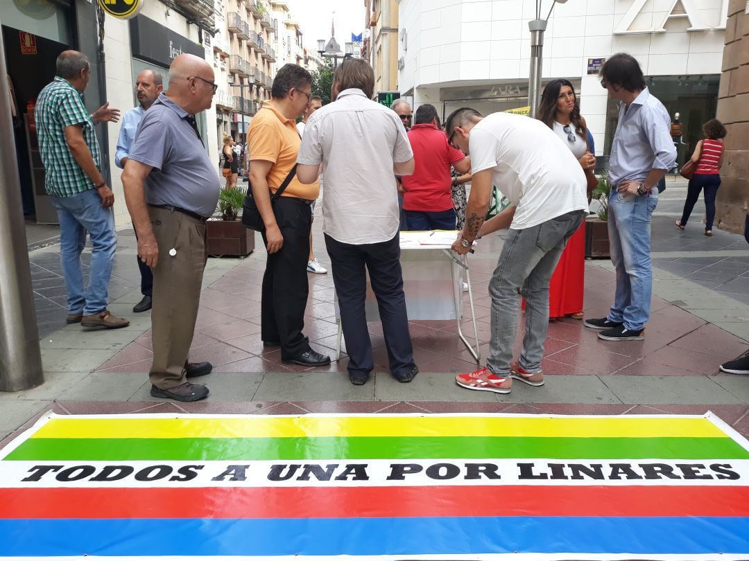 Miembros de la plataforma recogiendo firmas en el Pasaje del Comercio.