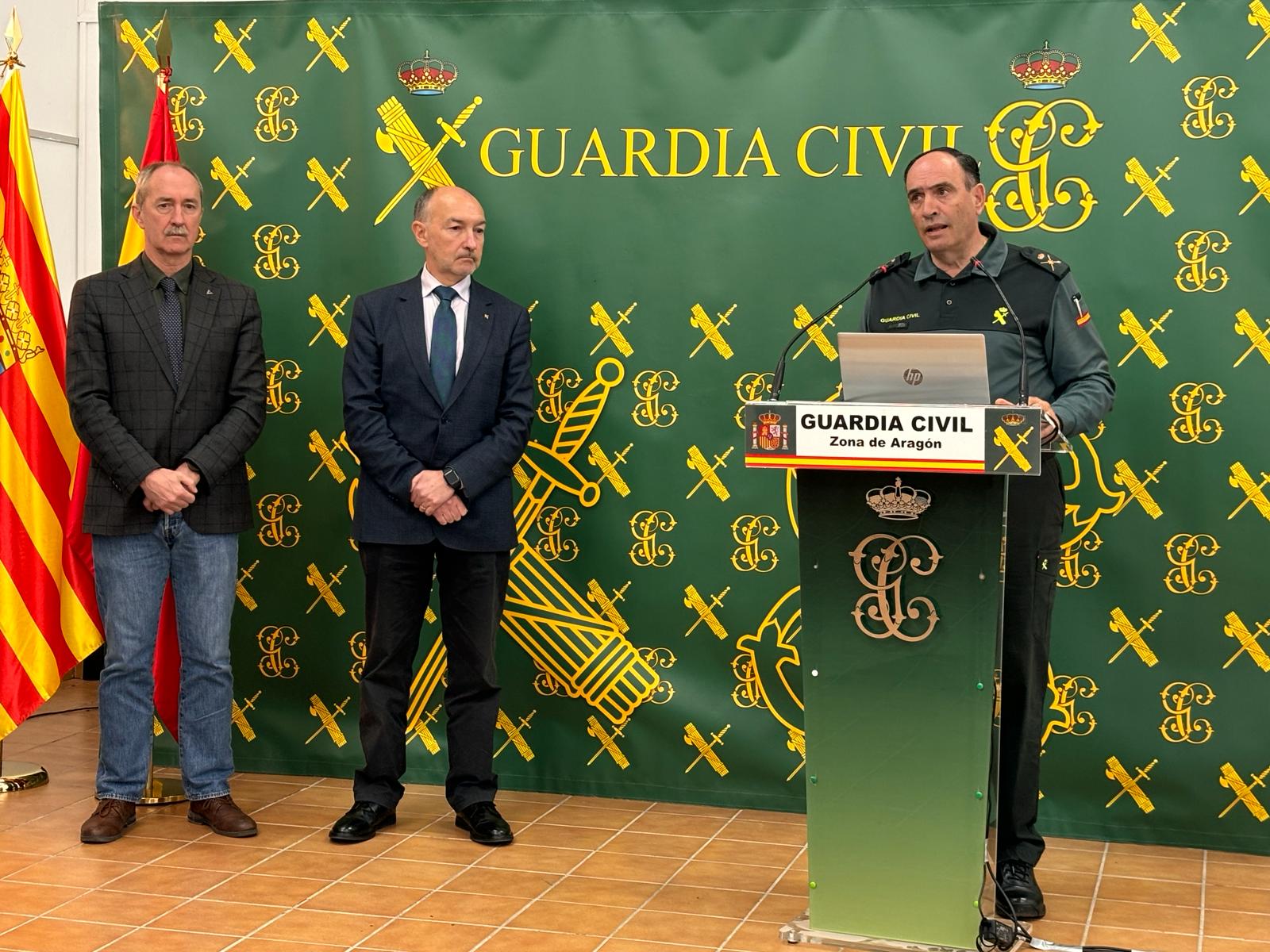 Francisco Javier Almiñana, general jefe de la 8ª zona de la Guardia Civil, presentando los datos de rescates de 2023