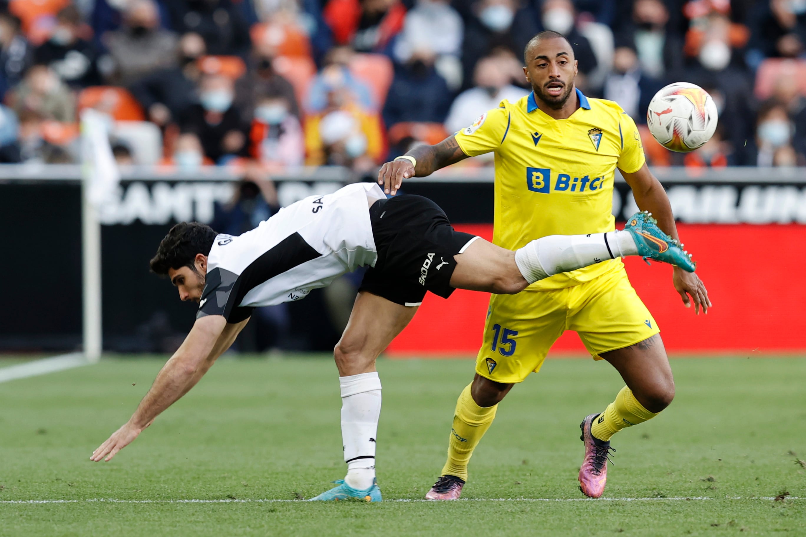 VALENCIA, 03/04/2022.- El delantero portugués del Valencia CF Gonçalo Guedes (i) lucha con el guineano Carlos Akapo, del Cádiz CF, durante el partido de la jornada 30 de Liga en Primera División que se disputa hoy domingo en el estadio de Mestalla, en Valencia. EFE/Kai FORSTERLING
