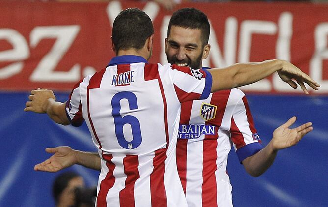 Koke se abraza con Arda Turan