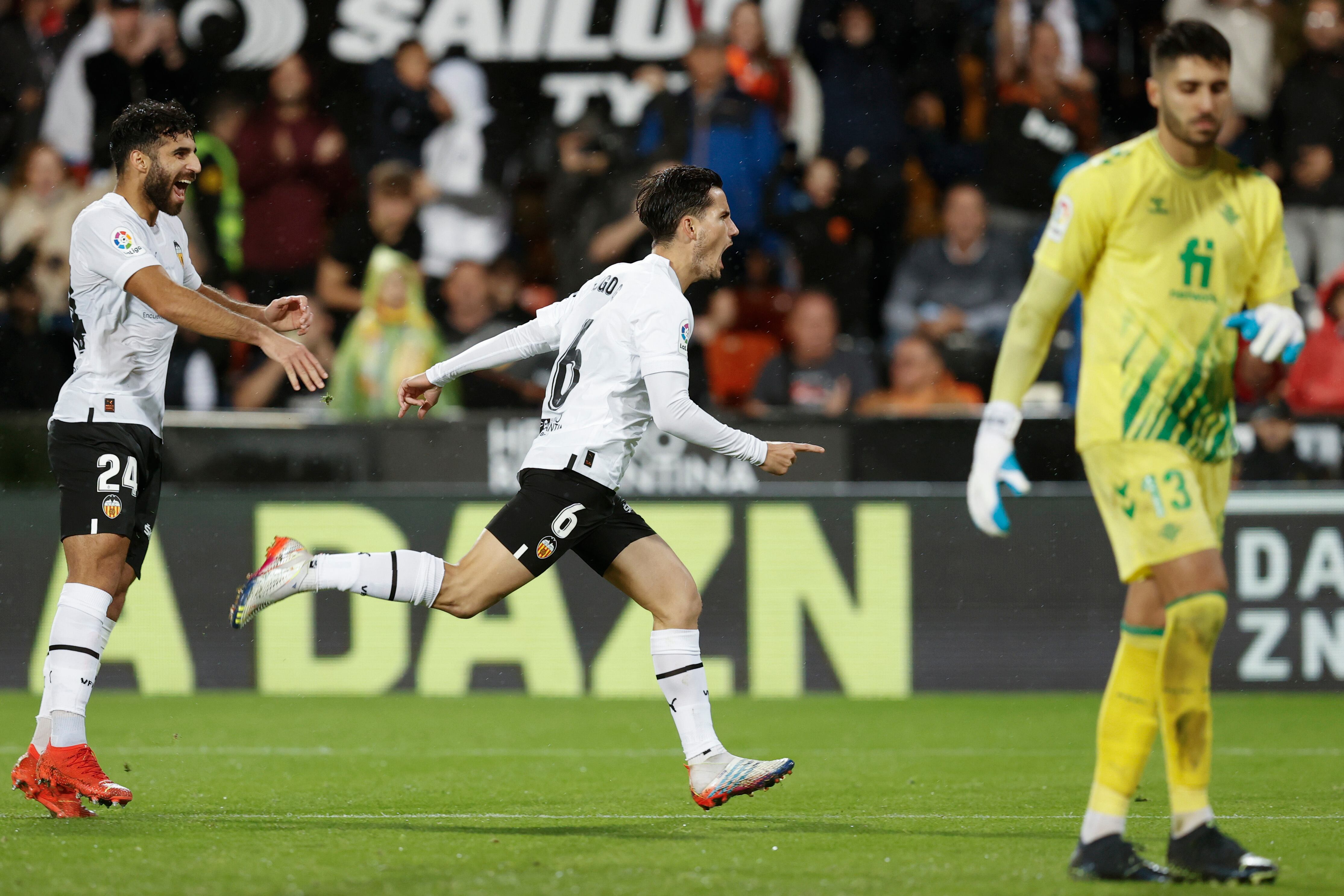 VALENCIA, 10/11/2022.- El defensa del Valencia, Hugo Guillamón, celebra el segundo gol del equipo valencianista durante el encuentro correspondiente a la jornada 14 de primera división que disputan hoy jueves frente al Betis en el estadio de Mestalla, en Valencia. EFE / Kai Forsterling.