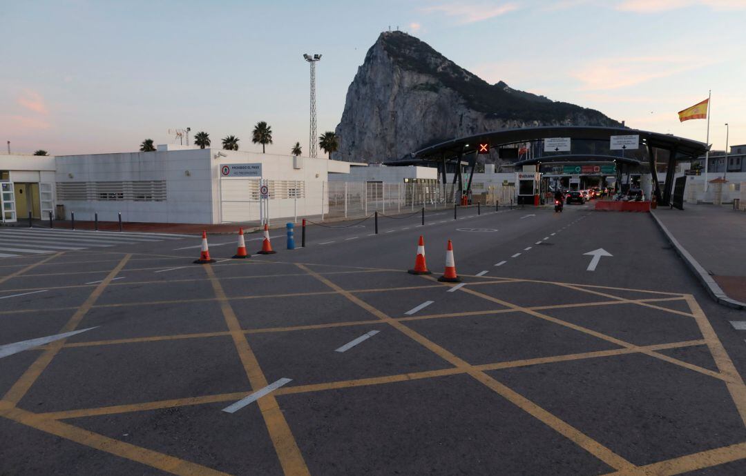 La frontera de Gibraltar, con el Peñón al fondo