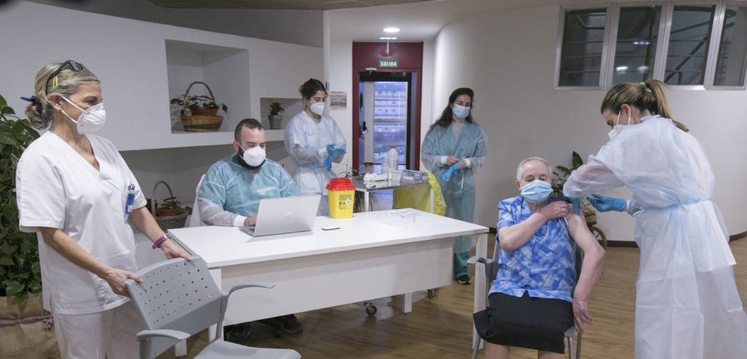 Foto de archivo de una vacunación masiva.