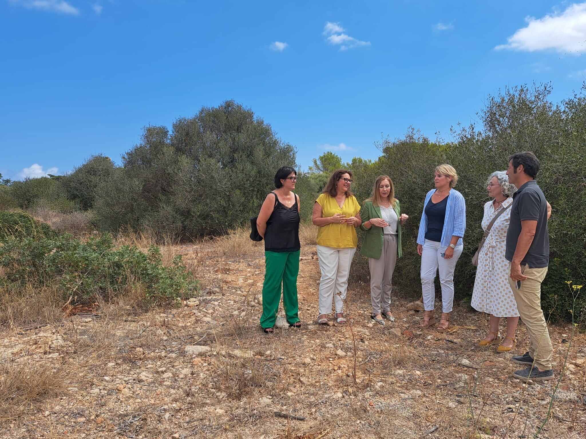 La consellera Manuela García i la batlessa Juana Mari Pons van visitar els terrenys de Santa Rita que acolliran el nou centre sanitari de Ciutadella.