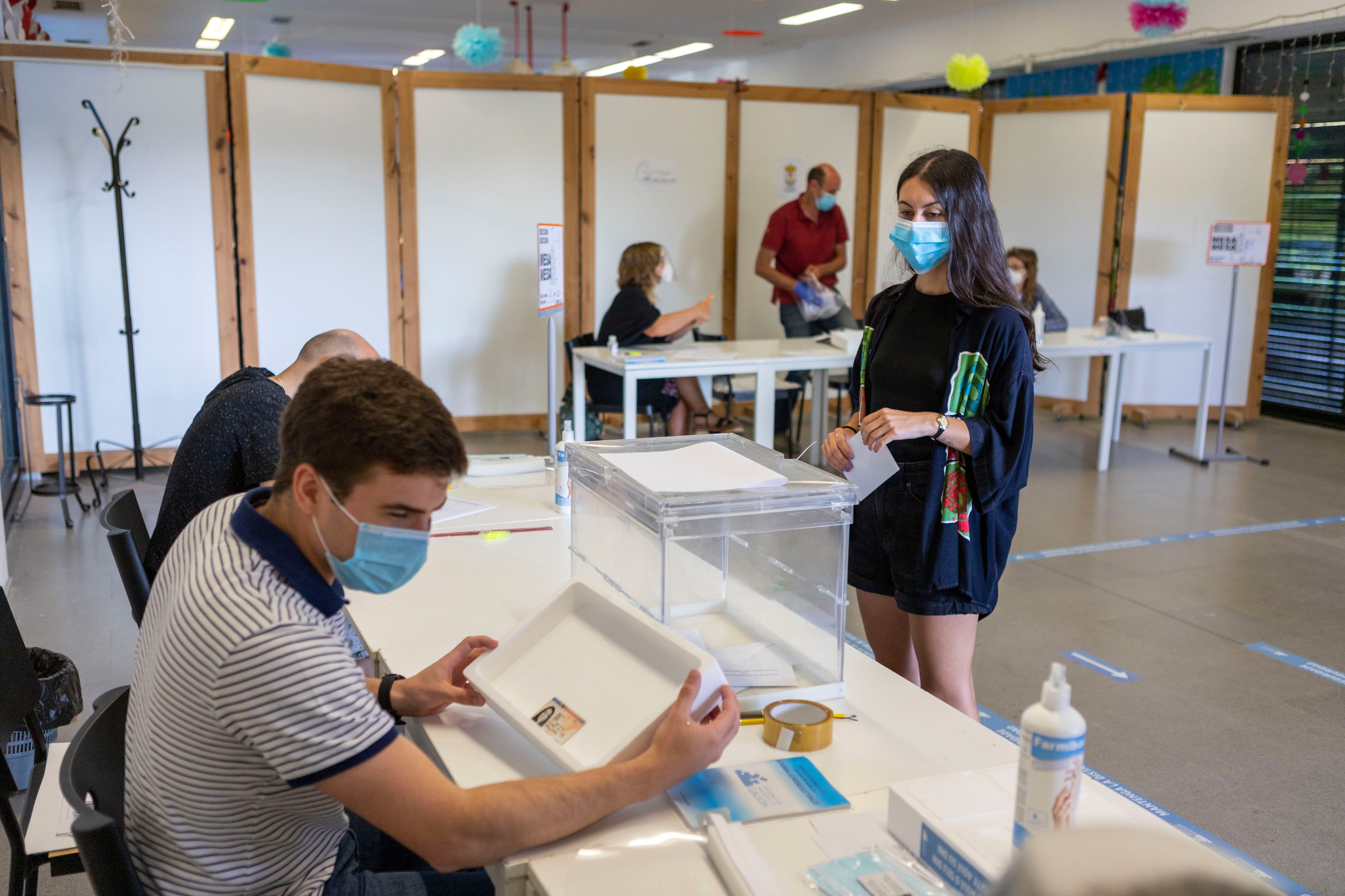 Mesa electoral en Culleredo (Galicia), a 12 de julio de 2020  (Photo by Xurxo Lobato / Getty Images)