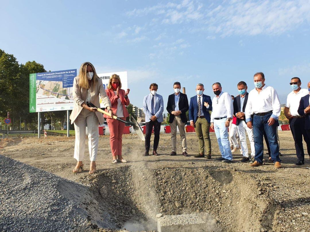 La consejera de Fomento, Marifran Carazo, pone la piedra de las obras de la ronda sur de Motril junto a la alcaldesa, Luisa García Chamorro, miembros de su equipo de gobierno y técnicos municipales