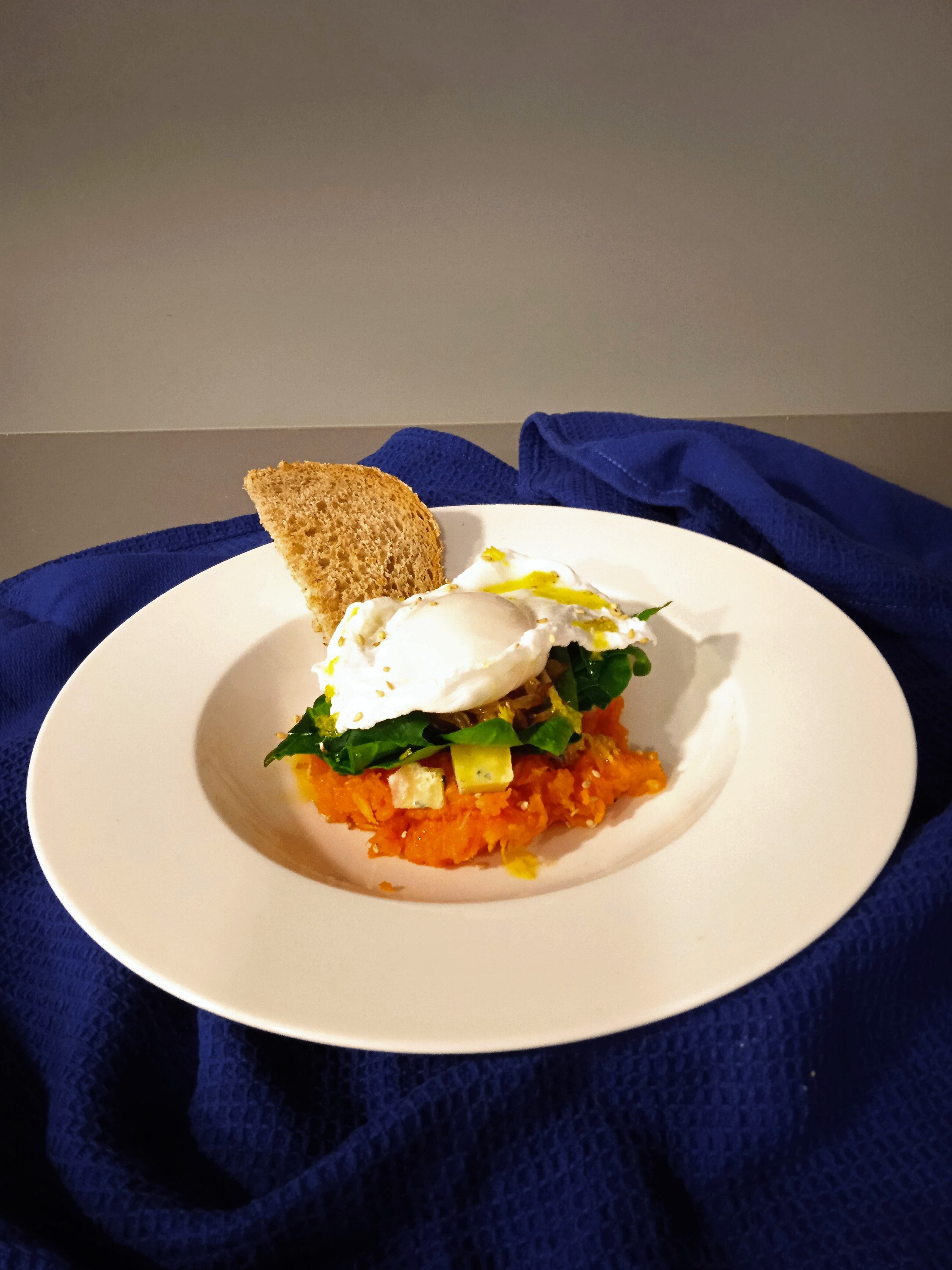 Primer premio, Isabel Juániz con un plato de Huevo poché