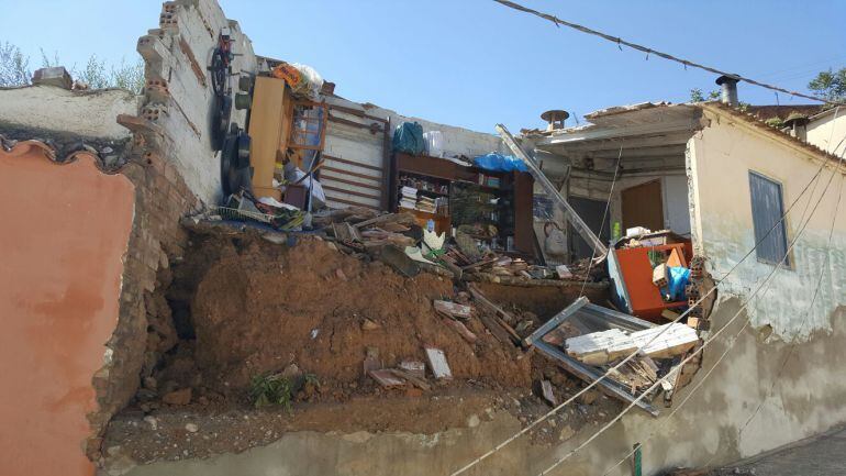 Imatge de la casa parcialment esfondrada al carrer de la Creu, número 9 de Balaguer, que ha provocat també un forat a la paret del número 7. Balaguer, 24 de setembre