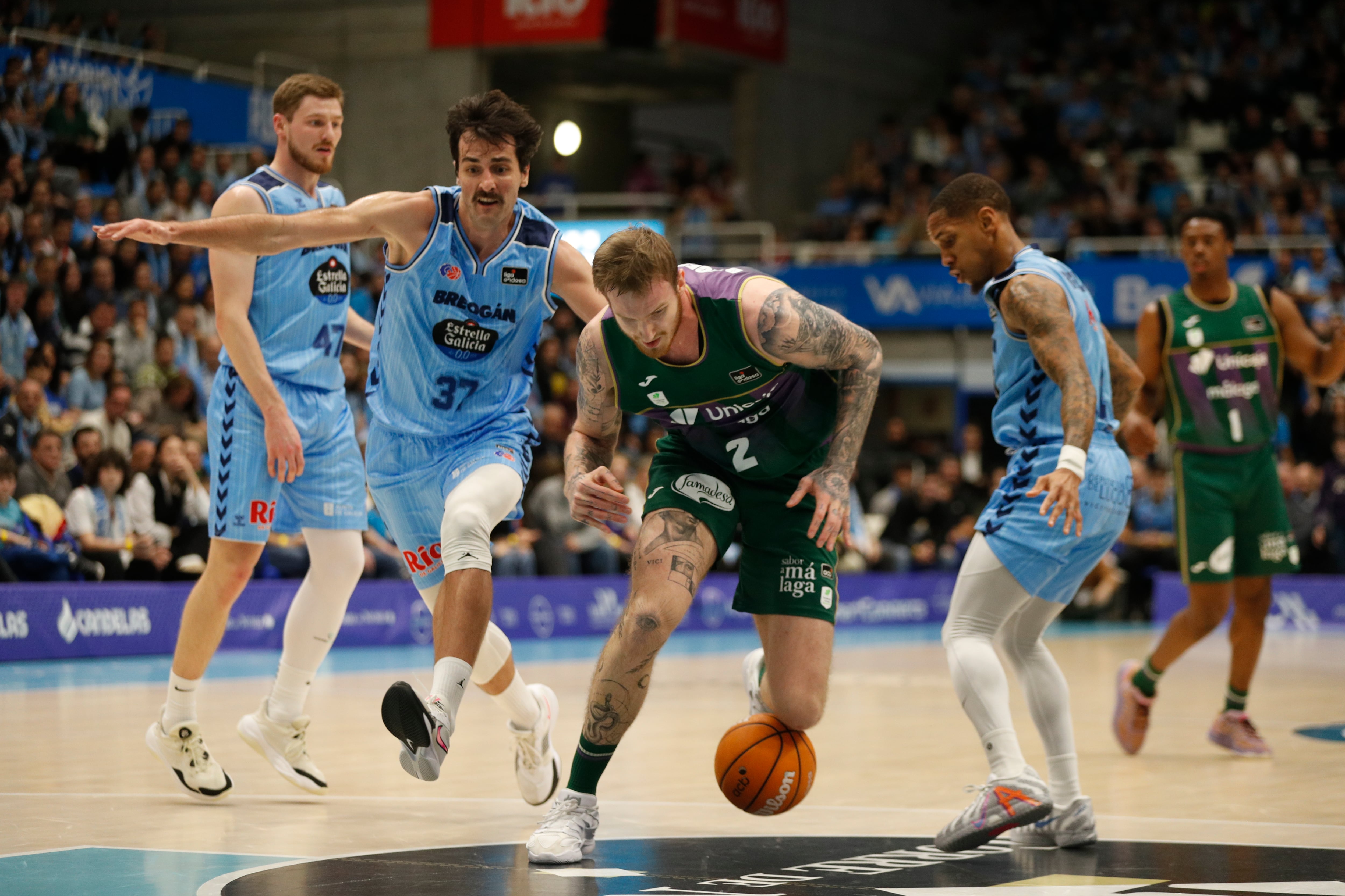 LUGO, 03/01/2026.- El pívot polaco del Unicaja Málaga, Olek Balcerowski (2d) rodeado de rivales del Breogan, en el partido de Liga Endesa de baloncesto que disputan Breogan Lugo y Unicaja Málaga, este sábado en la capital lucense. EFE/ Eliseo Trigo