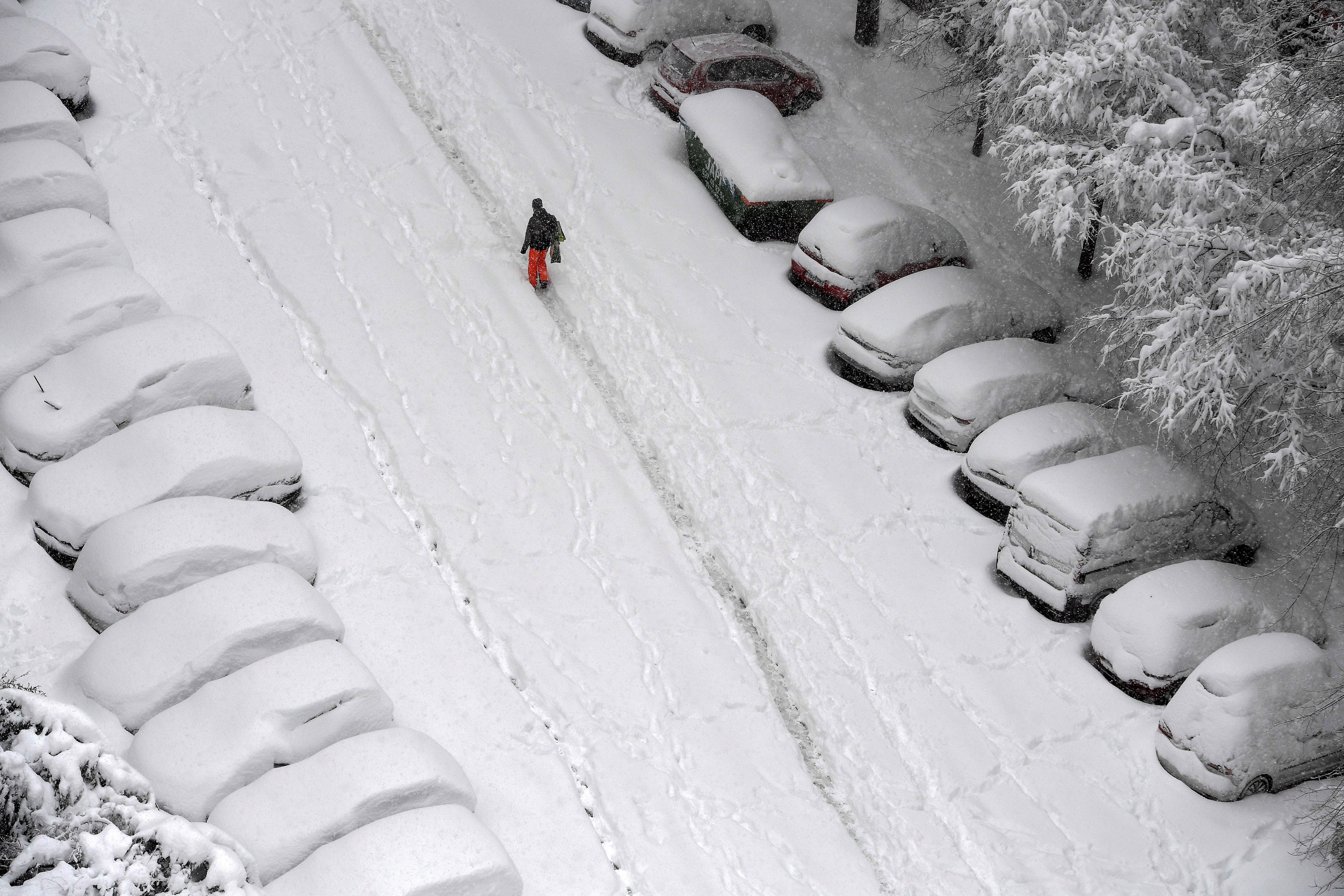 Un hombre camina por la nieve.