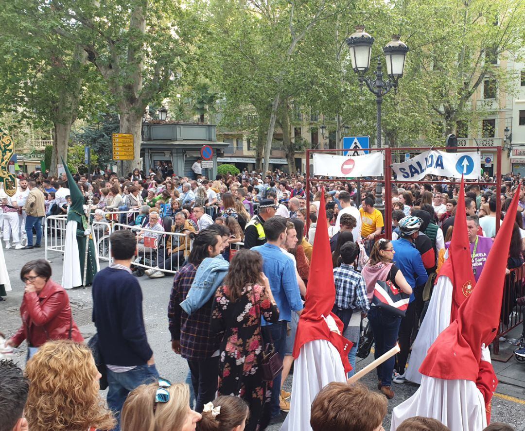 Inicio de la Carrera Oficial de la Semana Santa de Granada, en 2019, en la esquina de calle Ganivet con plaza de Mariana Pineda