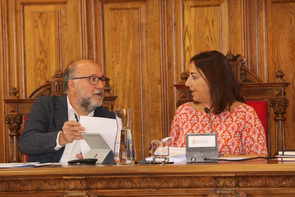 Carlos Hernández, concejal de Hacienda, junta a la alcaldesa de la ciudad, Miriam Andrés, en el Pleno del Ayuntamiento de Palencia
