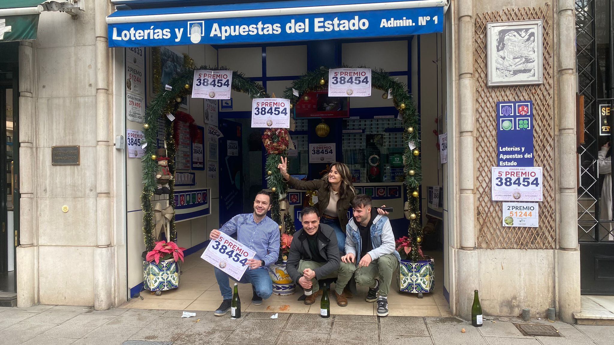 Personal y amigos de la administración número 1 de Santander, en Calvo Sotelo, celebran el quinto premio que han entregado en el sorteo de este jueves.