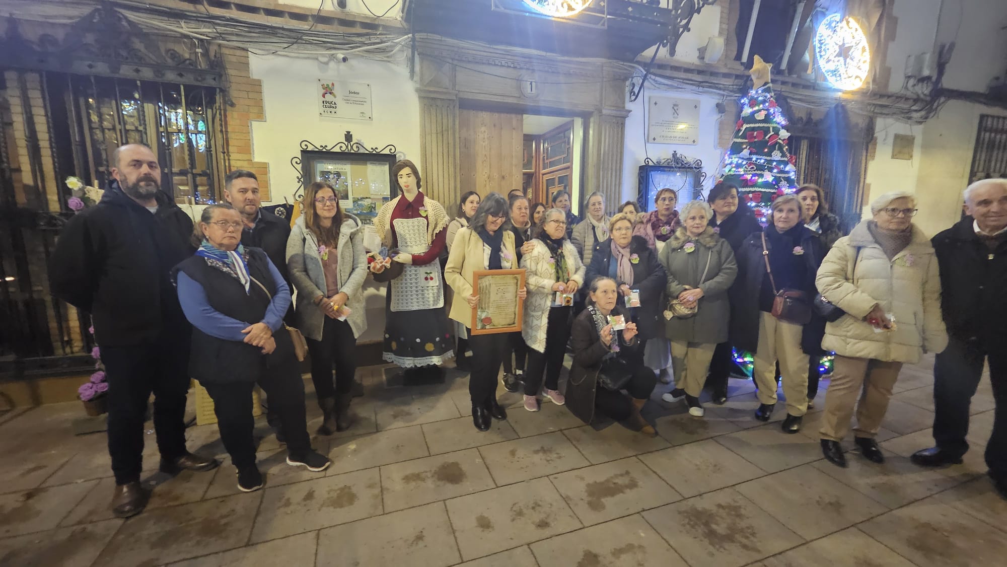 Foto de familia con los asistentes al acto de presentación