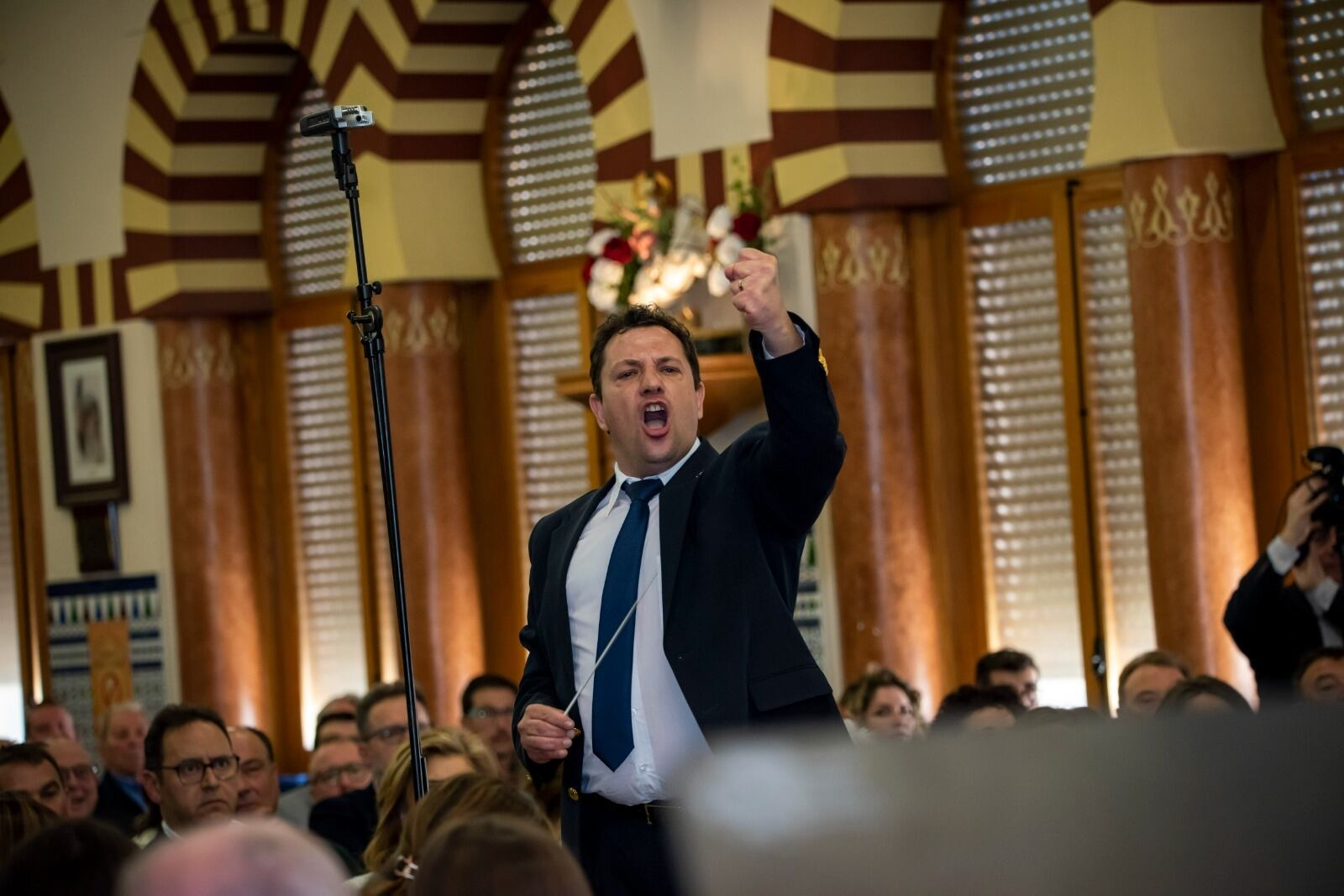 Oscar Sempere, dirigiendo la banda