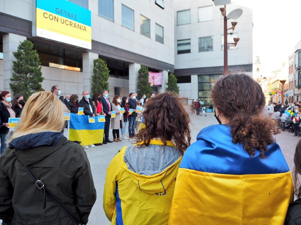 En Getafe, más de 300 personas participaban en el acto en la Plaza del Ayuntamiento que contó también con la presencia de la alcaldesa, Sara Hernández, y concejales de la corporación municipal, que portaban banderas ucranianas con el mensaje &#039;Getafe con Ucrania&#039;